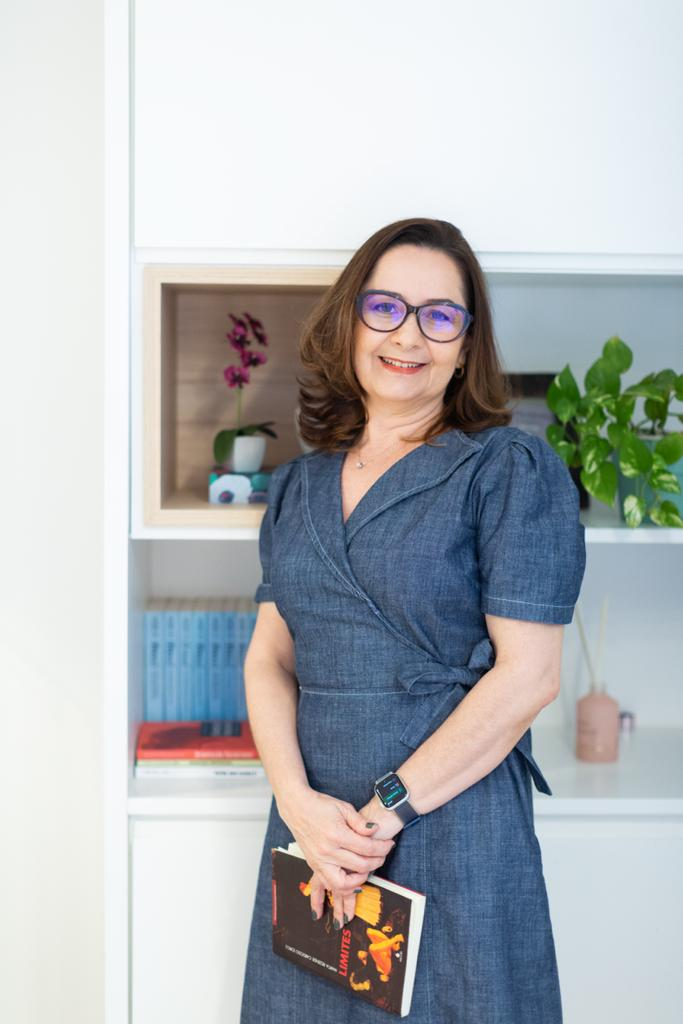 Psicóloga Alcyanne Gouveia em seu consultório